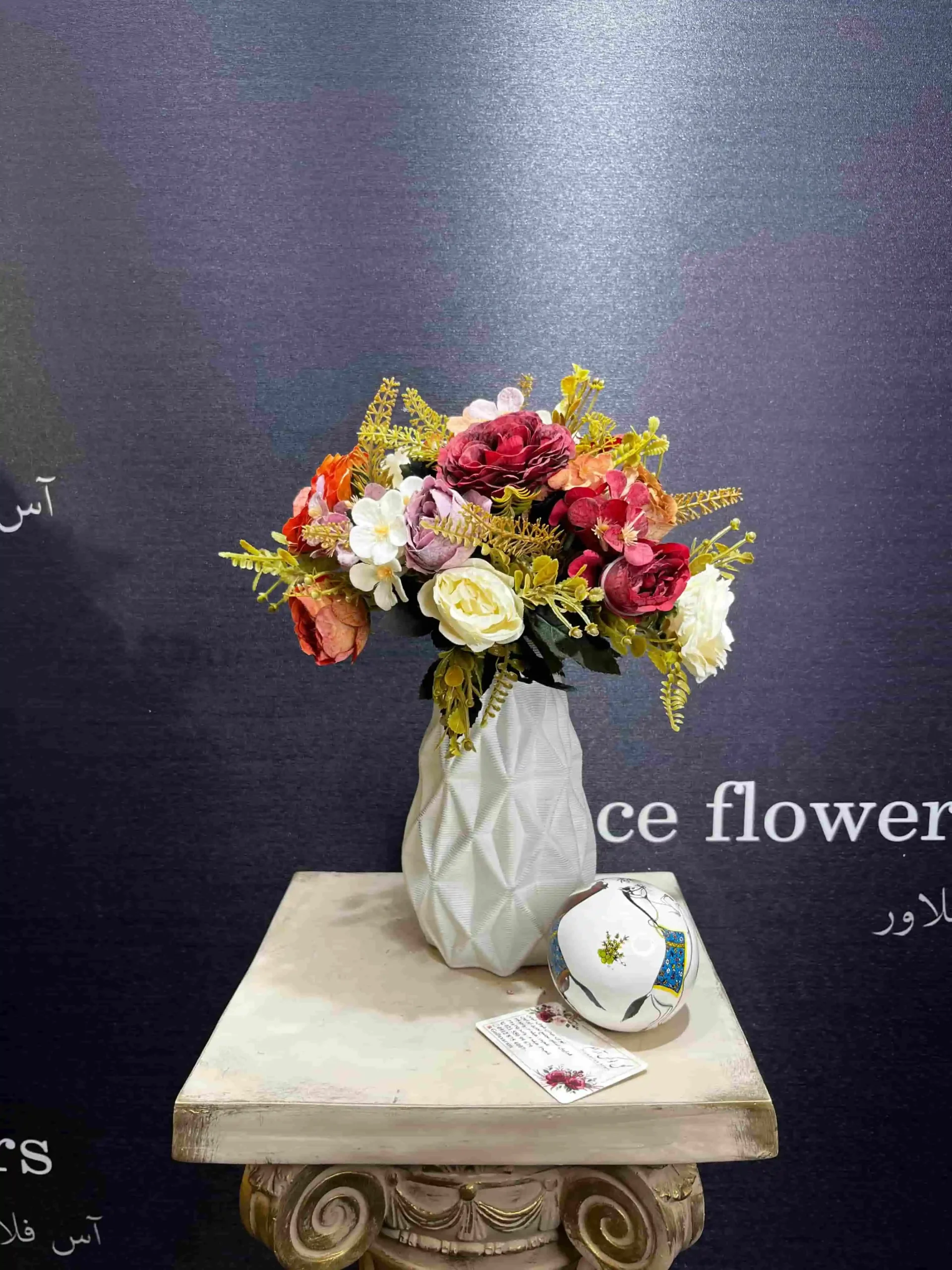 بوته گل مصنوعی رز و کوکب با رنگ‌های طبیعی و طراحی ظریف برای دکوراسیون داخلی