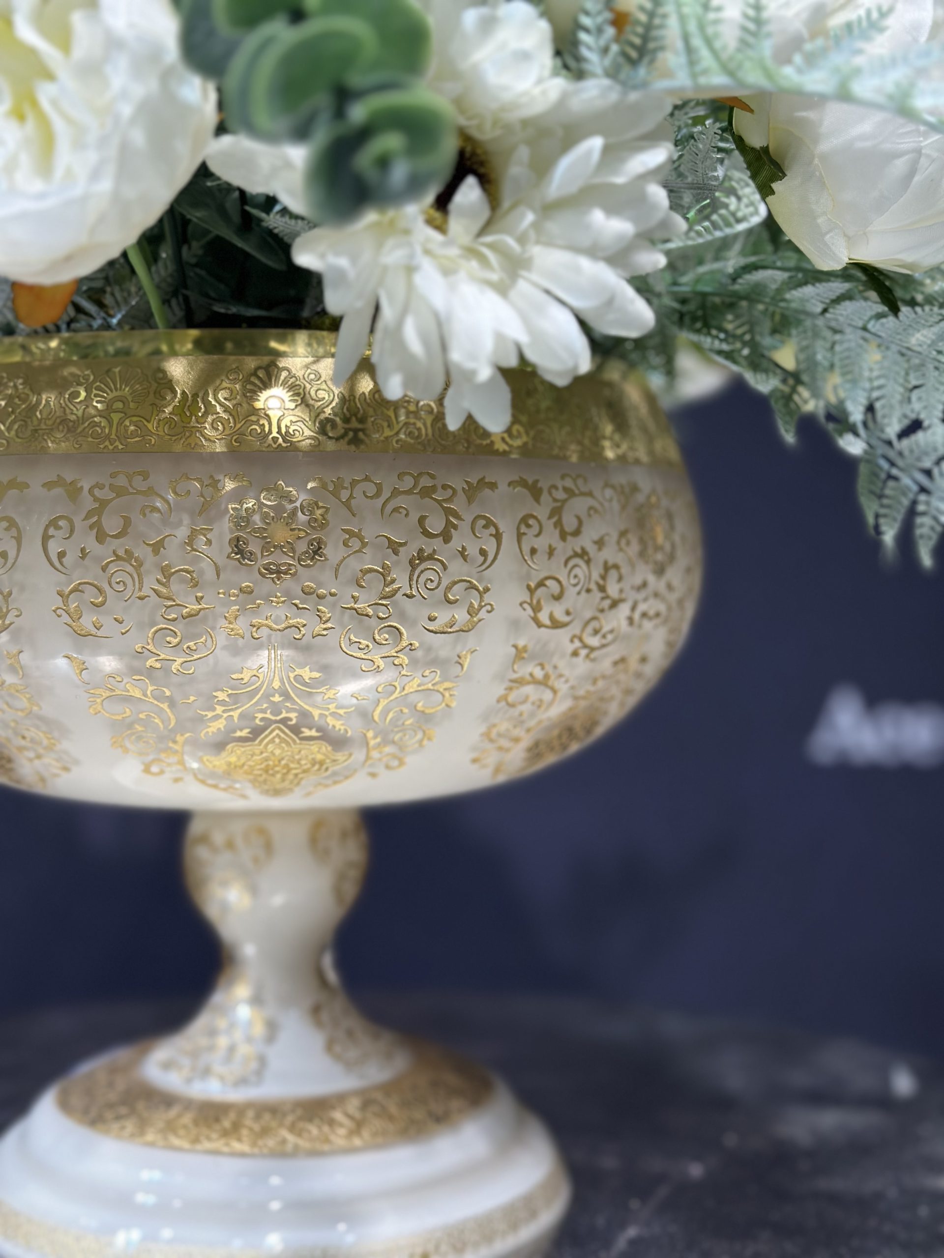 گلدان لوکس رومیزی مناسب برای میز کنسول، میز ناهارخوری، میز کار یا ویترینهای دکوراتیو است.