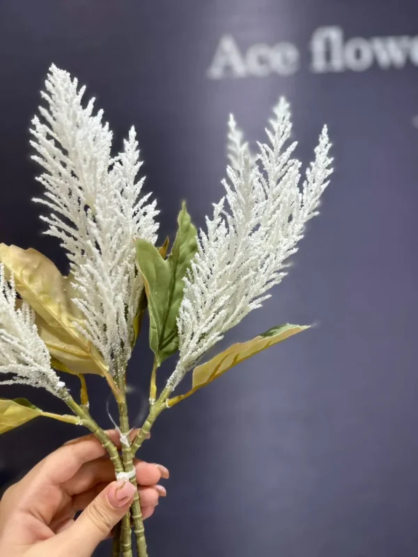 alt="شاخه کاج پفکی دسته‌ای برای تزئینات گل خشک