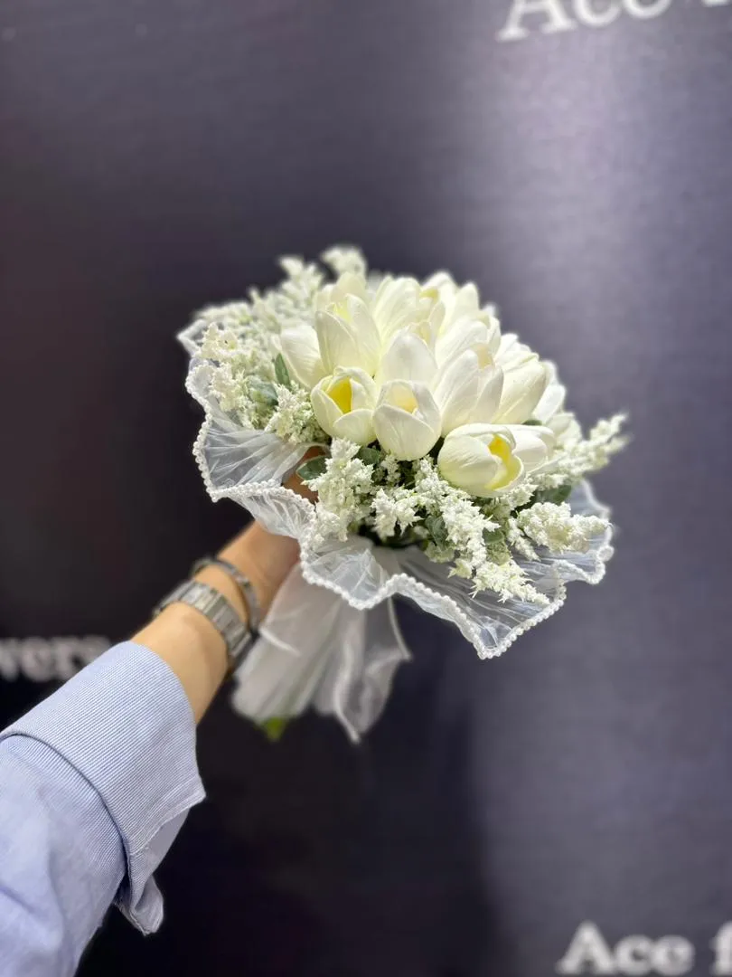 دسته گل عروس با گل‌های سفید و صورتی، طراحی شده برای مراسم عروسی با سبک رمانتیک