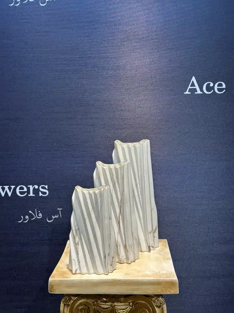 ست سه تکه گلدان سفید وارداتی با طراحی کلاسیک و رگه‌های طلایی، مناسب برای دکوراسیون مدرن و مینیمال. شامل سه سایز