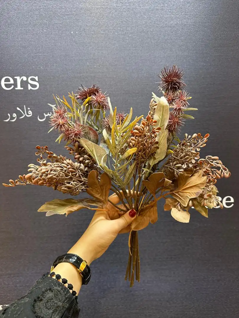 باکس گل پاییزی مدرن حاوی دسته گل قاصدک، برگ شمشیری و برگ برنجی برای هدیه تولد