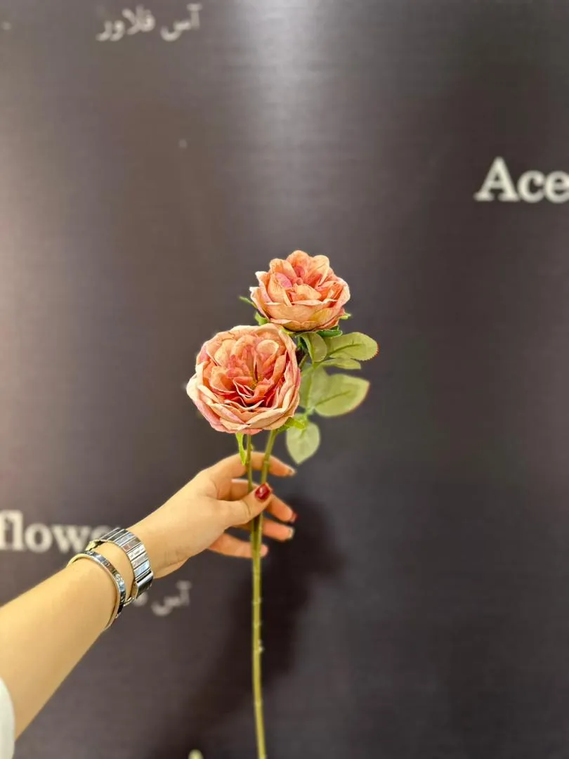 دکوراسیون میز با شاخه گل پاییزی در یک رستوران