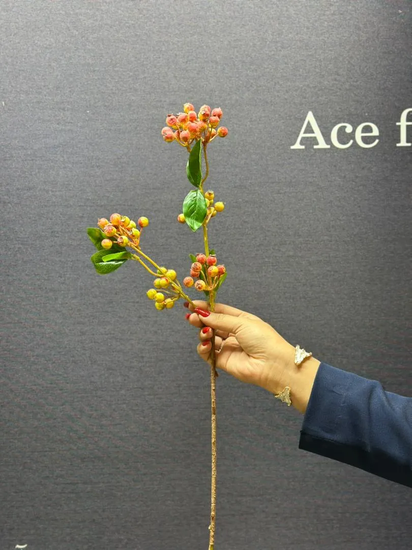 عکس زالزالک مصنوعی قرمز برای دکور منزل