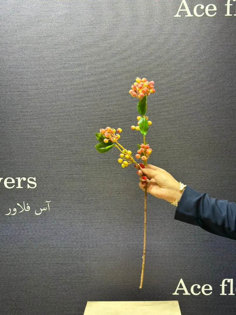 عکس دستهگل زالزالک مصنوعی با برگ سبز